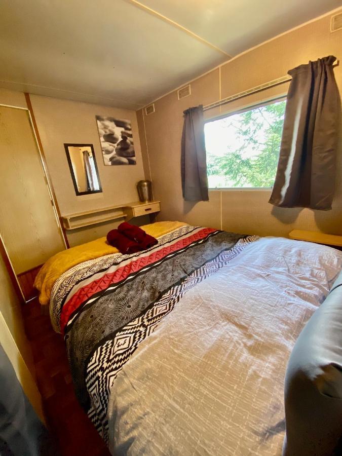 Mobilhome Sous Chalet En Bois A La Ferme Josnes Bagian luar foto