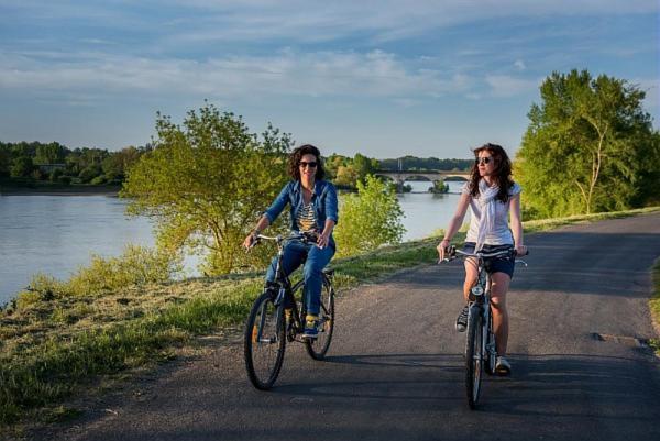 Mobilhome Sous Chalet En Bois A La Ferme Josnes Bagian luar foto
