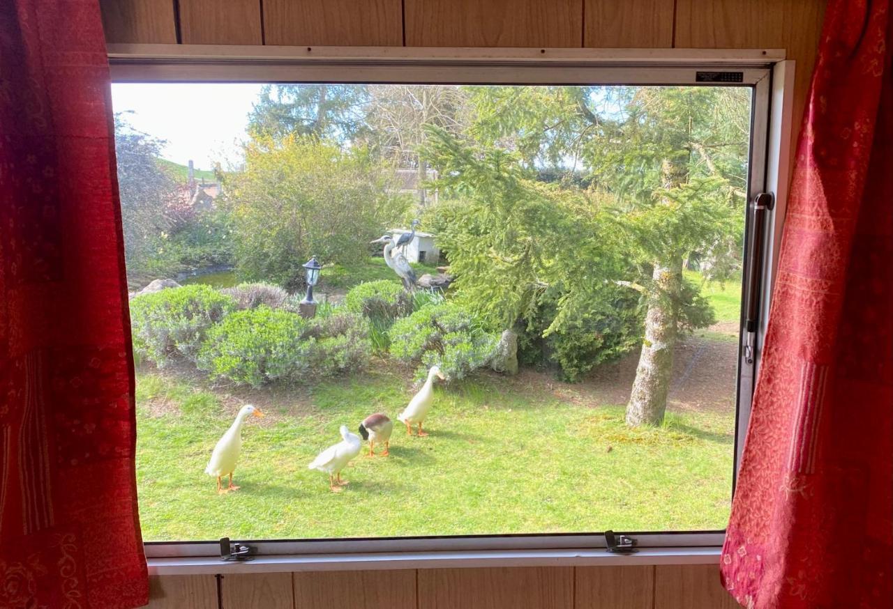 Mobilhome Sous Chalet En Bois A La Ferme Josnes Bagian luar foto