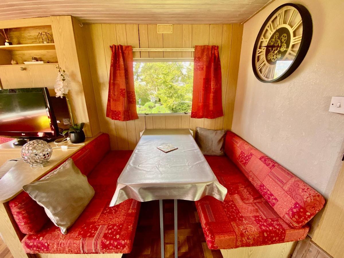 Mobilhome Sous Chalet En Bois A La Ferme Josnes Bagian luar foto