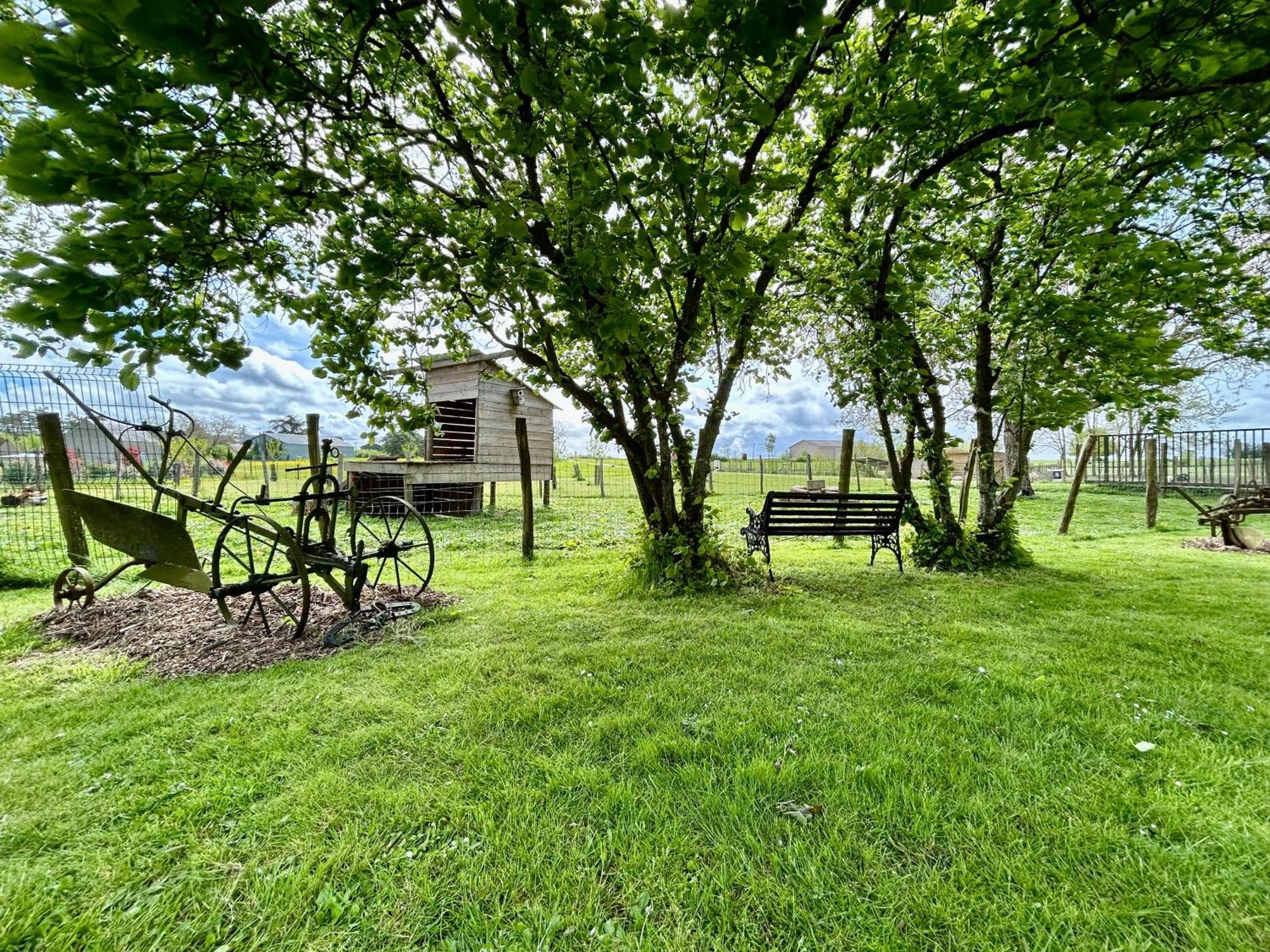 Mobilhome Sous Chalet En Bois A La Ferme Josnes Bagian luar foto